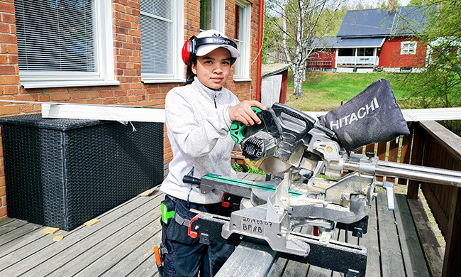 Tytöt – Valitkaa rakennusalan koulutus, toista vuotta alalla opiskeleva Premwade Korva kehottaa.